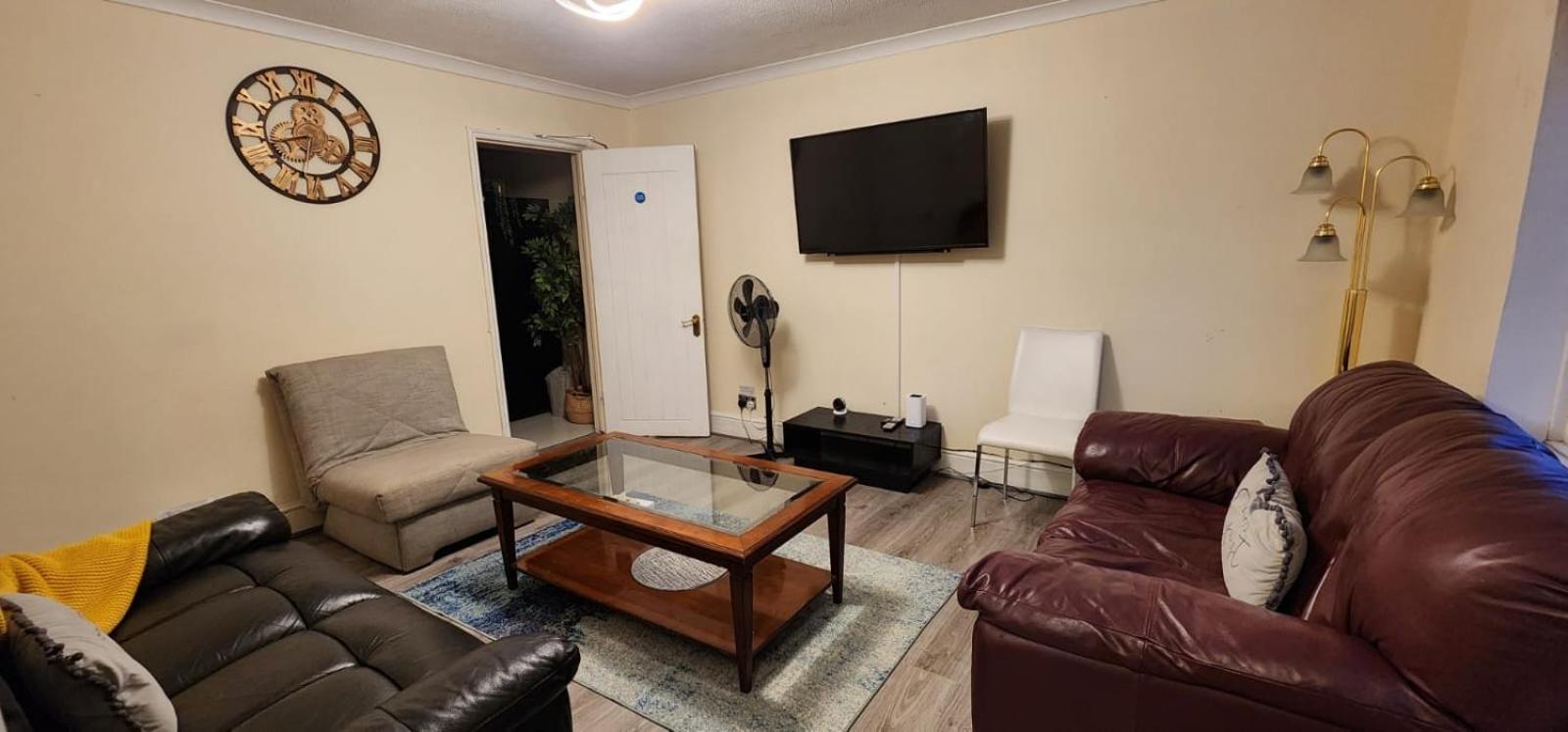 6 Bedroom Spacious Villa, Free Parking Byfleet المظهر الخارجي الصورة